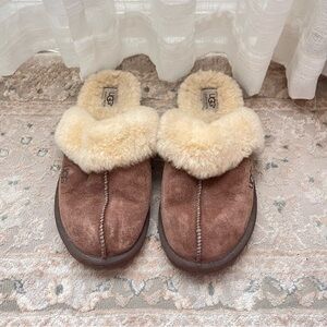 UGG W 10 Dark Brown Suede Shearling Lined Slip-On Slippers with Cream Collar